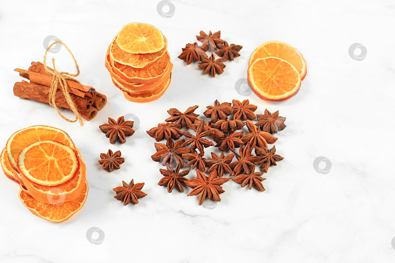 Скачать Кухонный фон, композиция с традиционными зимними специями для повышения иммунитета в холодный период. Бадьян, корица, сушеные апельсины и мандарины с еловыми ветками. Концепция кануна Нового года и Рождества, фотосток Ozero