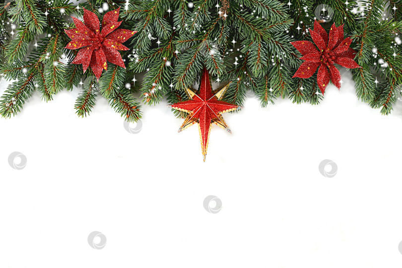 Скачать Композиция на Рождество и Новый год 2024, фон с голубыми еловыми ветками с праздничными украшениями на светлом столе, баннер для праздничного экрана, шаблон для оформления. Праздничная открытка, фотосток Ozero