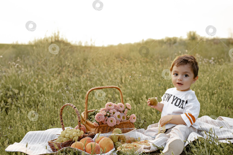 Скачать Ребенок на природе фотосток Ozero