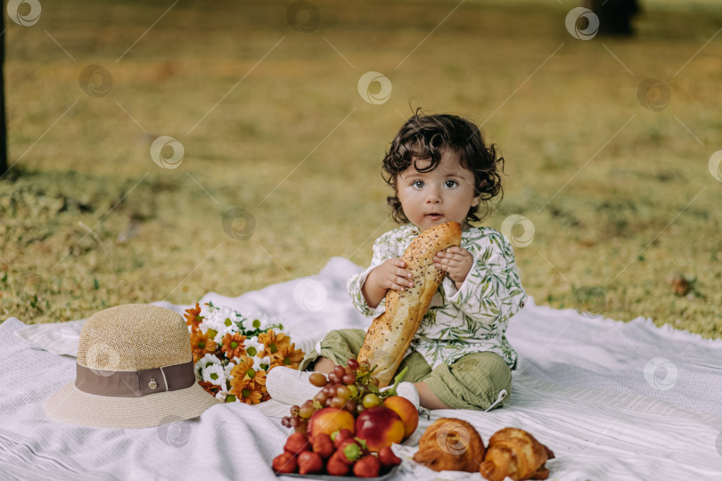 Скачать Ребенок кушает на природе фотосток Ozero