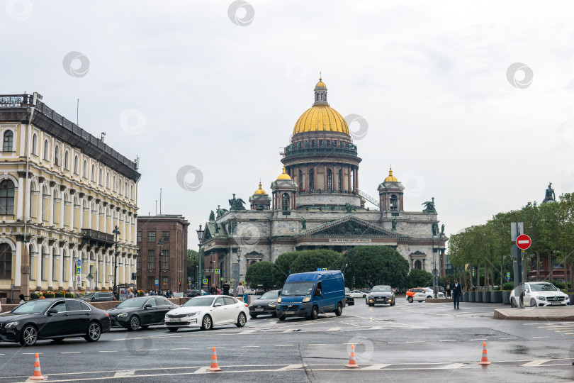 Скачать вид на собор Св. Исаакиевский собор в Санкт-Петербурге с улицы фотосток Ozero