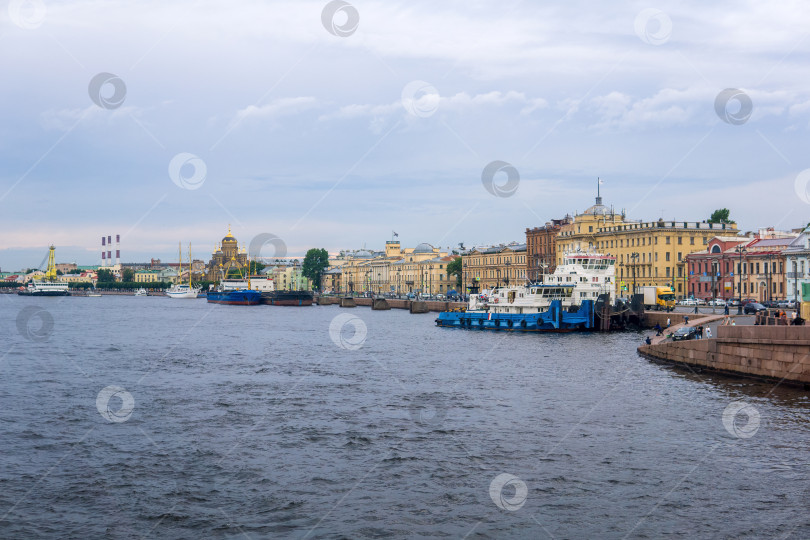 Скачать городской пейзаж исторического центра Санкт-Петербурга, вид на набережную Лейтенанта Шмидта с Благовещенского моста через Неву фотосток Ozero