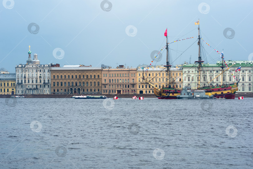 Скачать старинный парусный военный корабль на Неве на фоне Эрмитажного театра в Санкт-Петербурге. фотосток Ozero