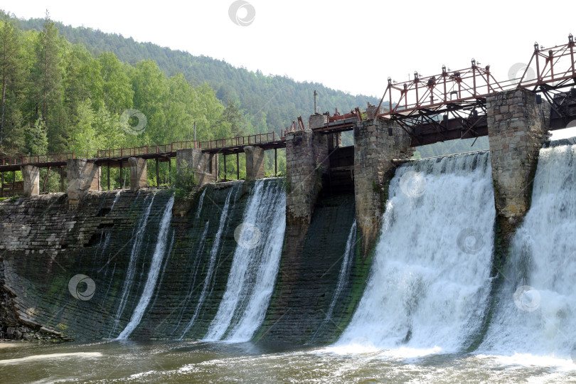 Скачать Старая плотина на реке. Старейшая гидроэлектростанция фотосток Ozero
