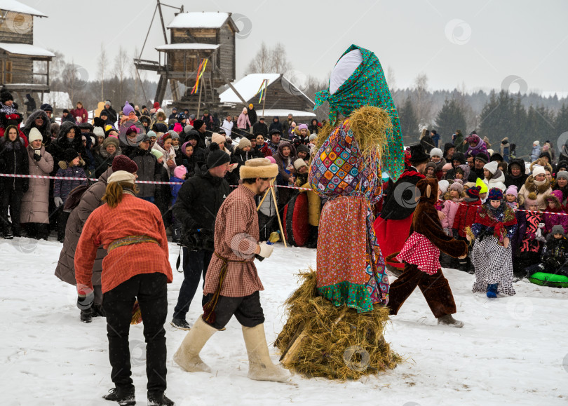 Скачать Проводы зимы. Подготовка чучела Масленицы к сжиганию. фотосток Ozero