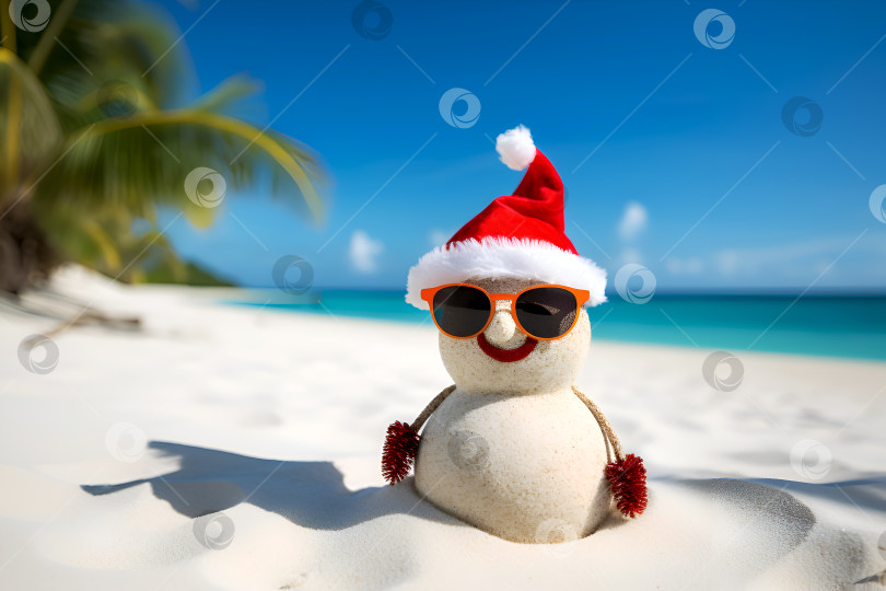 Скачать Креативный рождественский и новогодний фон с песчаным снеговиком. Имитация песчаного рождественского снеговика в красной шапке Санты и солнцезащитных очках на тропическом пляже. Шаблон поздравительной открытки на Рождество и Новый год фотосток Ozero