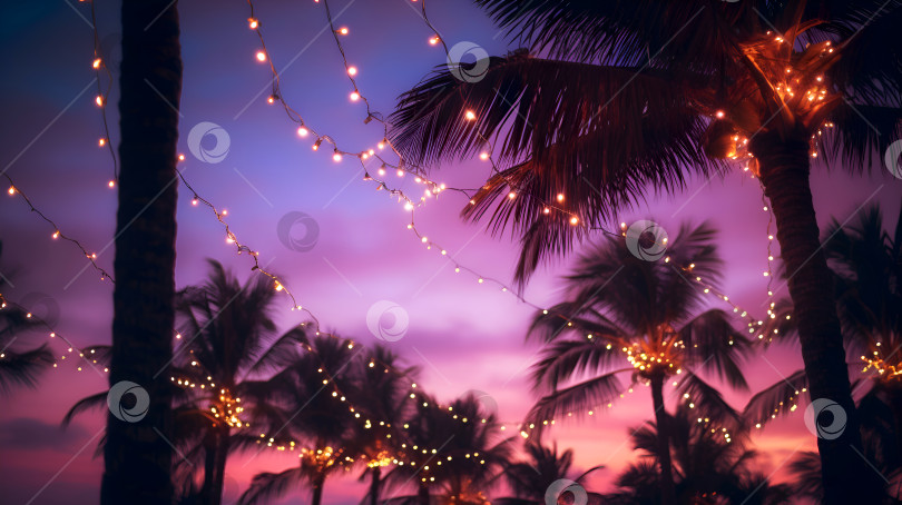 Скачать Пальмы, украшенные разноцветными гирляндами. Веселого Рождества и счастливого Нового года на тропическом экзотическом пляже. Рождественская гирлянда на пальме на закате. Счастливых праздников и праздничного торжества фотосток Ozero