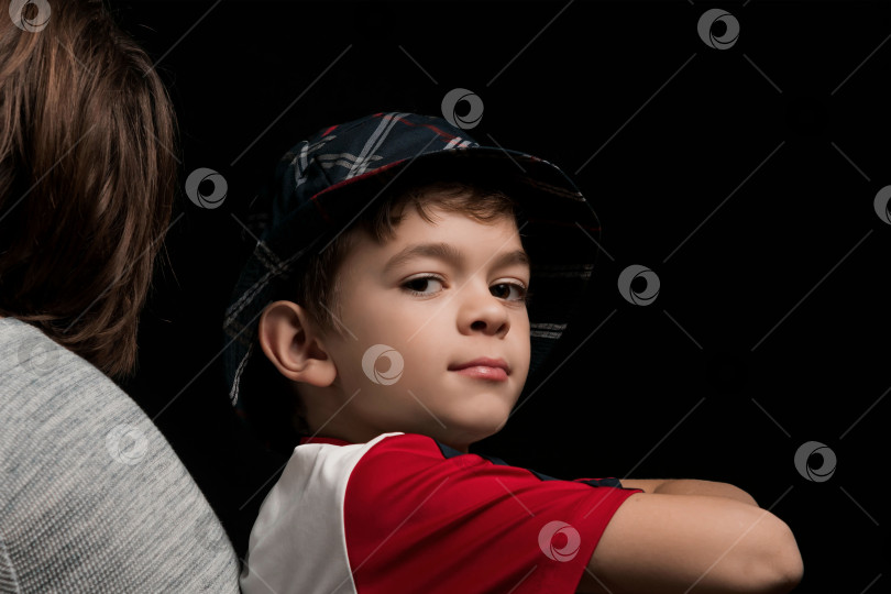 Скачать Маленький мальчик с карими глазами фотосток Ozero
