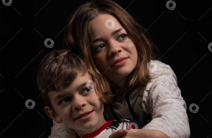 Скачать Девочка играет со своим младшим братом фотосток Ozero