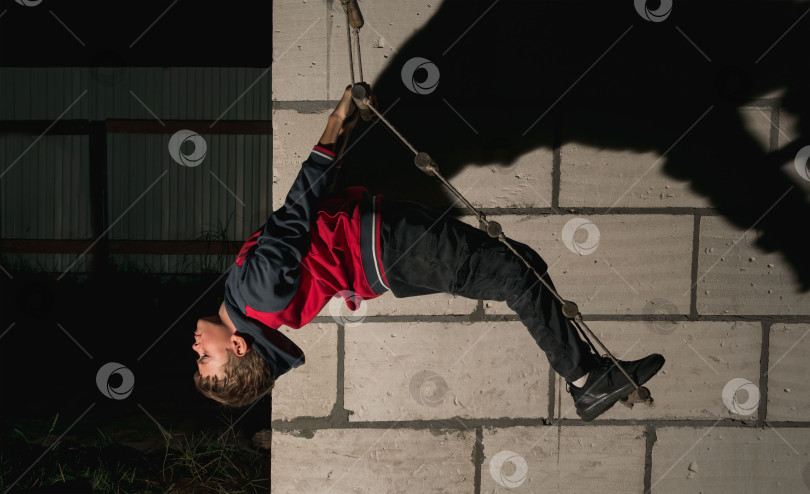 Скачать Маленький мальчик играет на подвесной лестнице фотосток Ozero