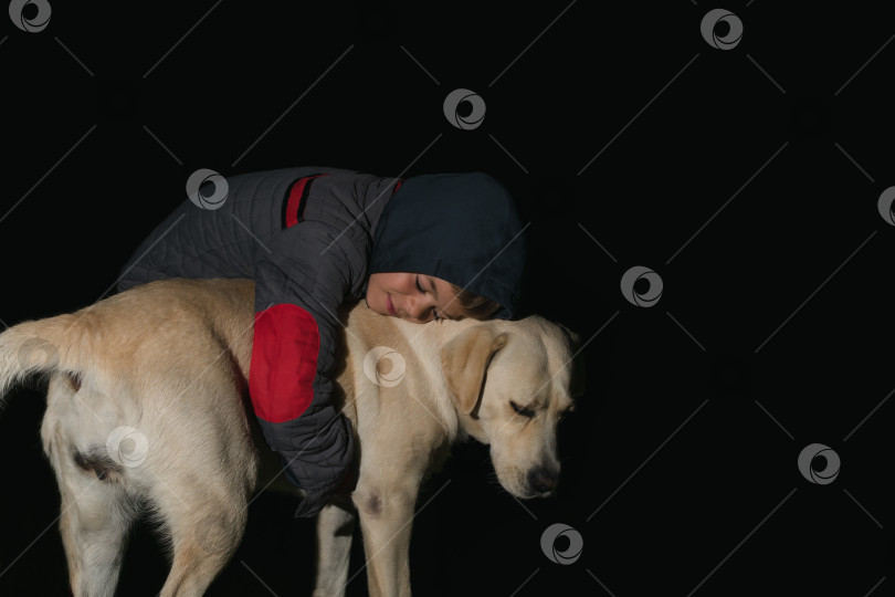 Скачать Маленький мальчик играет с собакой в темноте фотосток Ozero