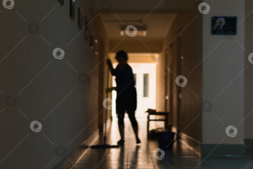Скачать Размытое изображение женщины-уборщицы фотосток Ozero