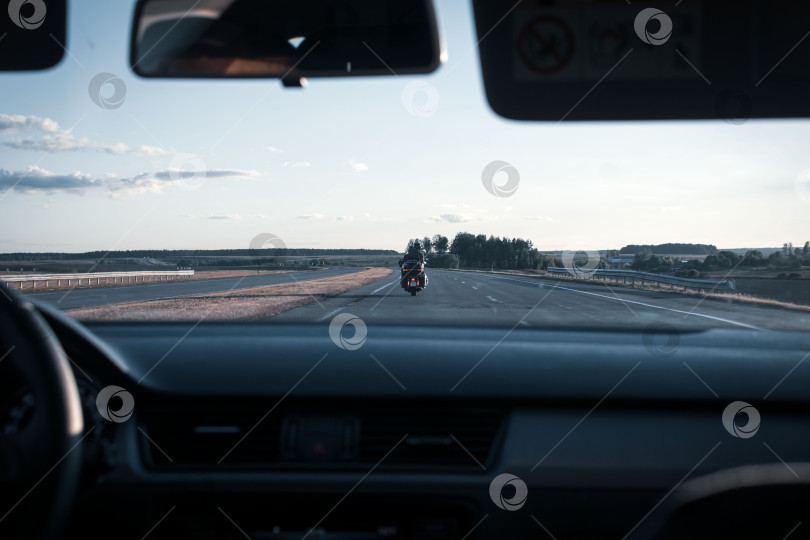 Скачать Вид на шоссе из машины фотосток Ozero