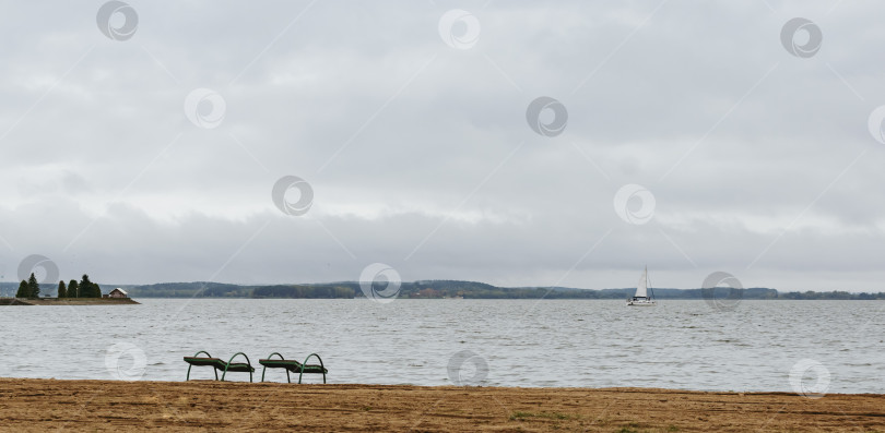 Скачать Пустой пляж на берегу озера осенью фотосток Ozero