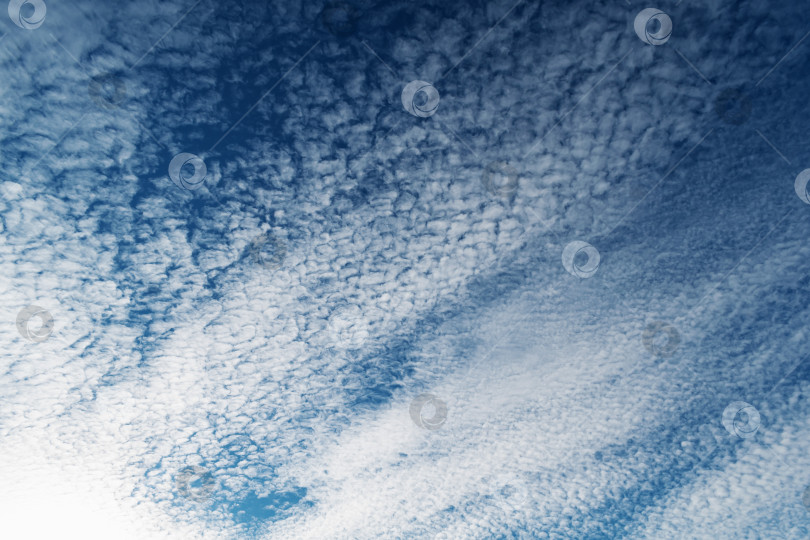 Скачать Солнечное небо с облаками фотосток Ozero
