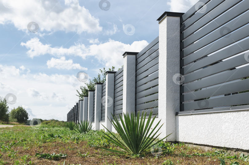 Скачать Новый забор загородного дома фотосток Ozero