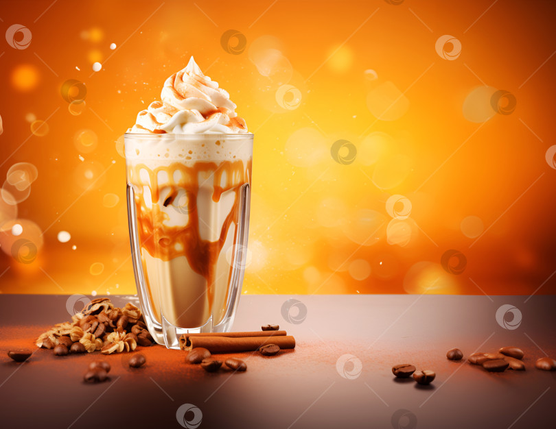 Скачать Рекламный баннер Dalgona Coffee, оранжевый фон с эффектом боке, место для копирования. Модный кофейный напиток, приготовленный из взбитого растворимого кофе. Растворимый кофе со взбитыми сливками с пенкой, карамелью и молоком. Кофе латте фотосток Ozero