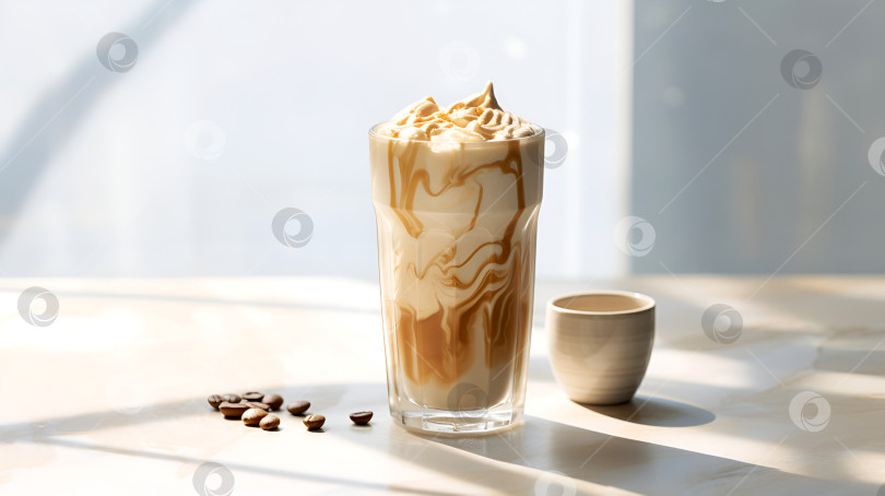 Скачать Кофе Dalgona на столе в лучах утреннего солнца с жесткими оттенками, атмосфера завтрака со сливочным кофейным напитком, минималистичная концепция. Пышная взбитая пена растворимого кофе, политая молоком, веганский кофе латте фотосток Ozero