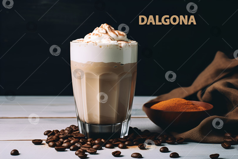 Скачать Рекламный баннер Coffee dalgona на темном фоне. Модный кофейный напиток, приготовленный из растворимого кофе или взбитого порошка эспрессо. Взбитая кофейная пена поверх шоколадного молока или горячего шоколада, кофейный тренд фотосток Ozero