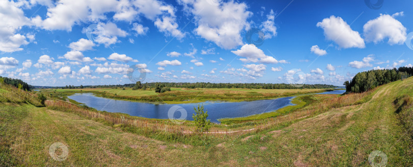 Скачать Летний панорамный пейзаж реки. фотосток Ozero