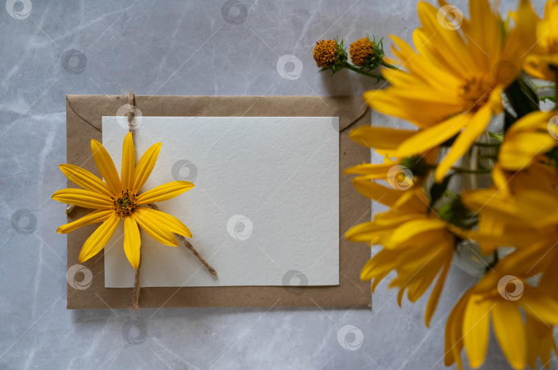 Скачать Подарочная открытка с желтыми цветами на День матери. Пробел для текста. фотосток Ozero