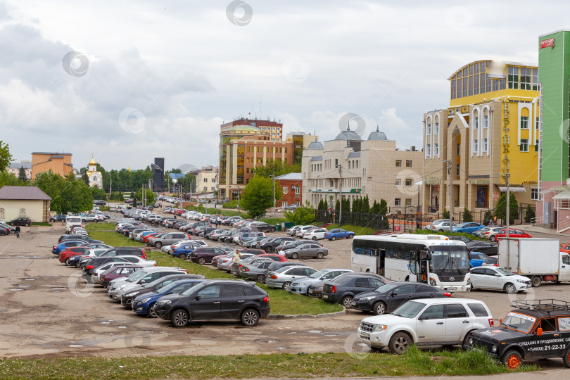 Скачать Иваново, Россия - Май 23,2019: Парковка на бульваре фотосток Ozero