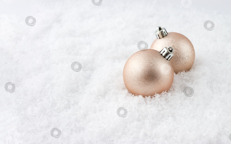 Скачать Новогодние шары на снегу. Рождественская открытка фотосток Ozero