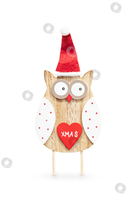 Скачать Симпатичная деревянная рождественская сова в шляпе Санты, с красным сердечком на животе и надписью Xmas. Выделена на белом фоне мягкой тенью фотосток Ozero