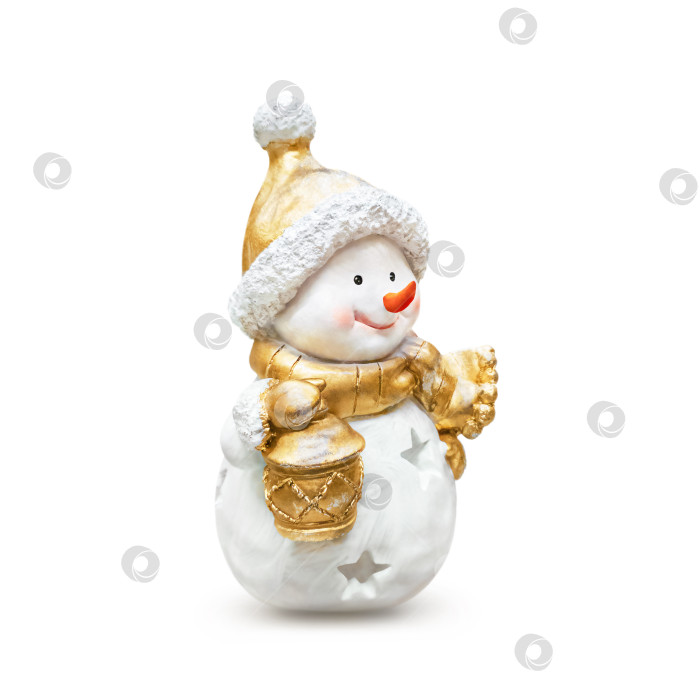 Скачать Милый улыбающийся рождественский снеговик в золотой шляпе, шарфе и фонаре. Домашний декор для праздника. Изолированный на белом фоне с мягкой тенью фотосток Ozero