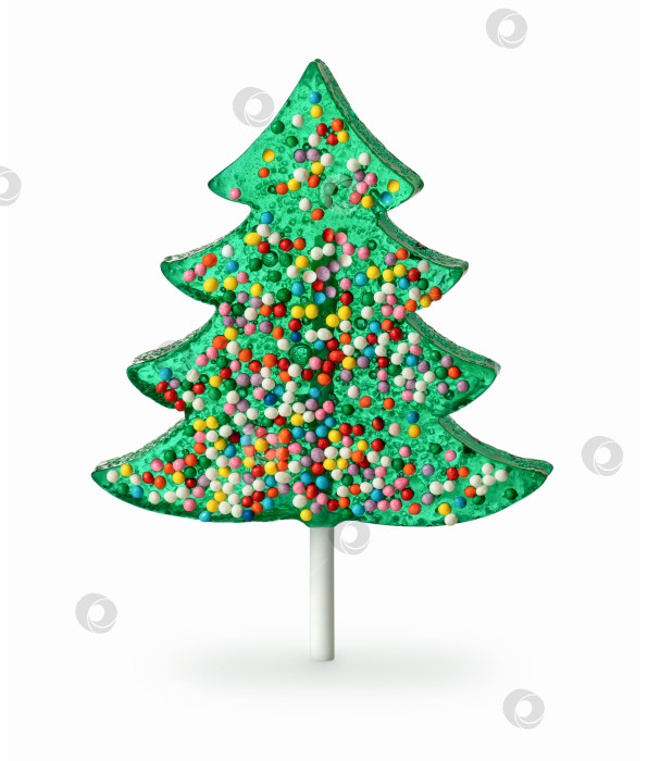 Скачать Леденец в форме рождественской елки. Сладкая конфета, украшенная разноцветной кондитерской посыпкой. Выделена на белом фоне мягкой тенью фотосток Ozero