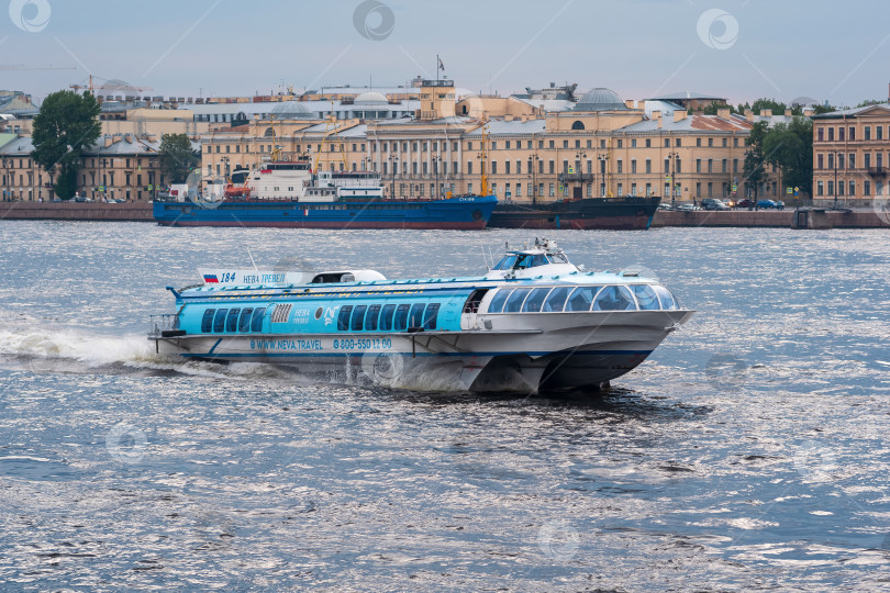 Скачать пассажирский теплоход на подводных крыльях "Метеор" на Неве на фоне набережной Лейтенанта Шмидта в Санкт-Петербурге фотосток Ozero