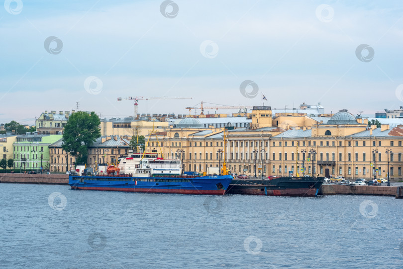 Скачать городской пейзаж исторического центра Санкт-Петербурга, вид на набережную Лейтенанта Шмидта с Благовещенского моста через Неву фотосток Ozero