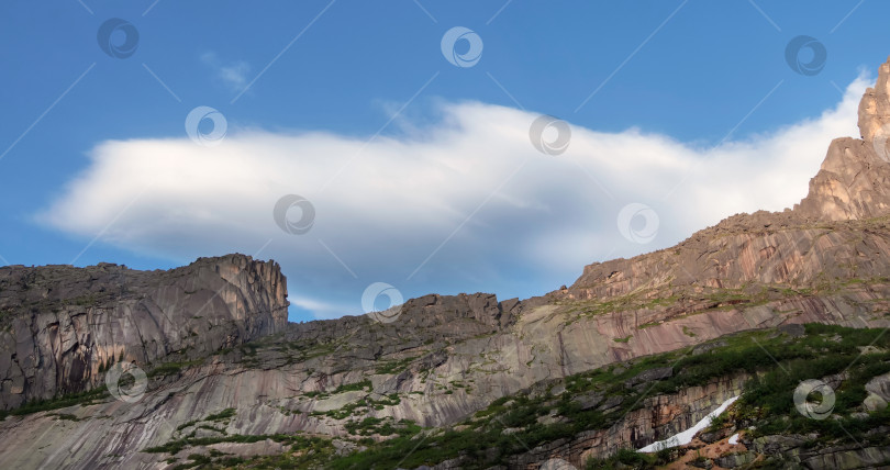 Скачать Живописный минималистский панорамный пейзаж с белыми облаками в голубом небе над скалой. Простой минимализм с белыми облаками в голубом небе. Красочные небесные пейзажи. Атмосферный дневной облачный пейзаж. фотосток Ozero