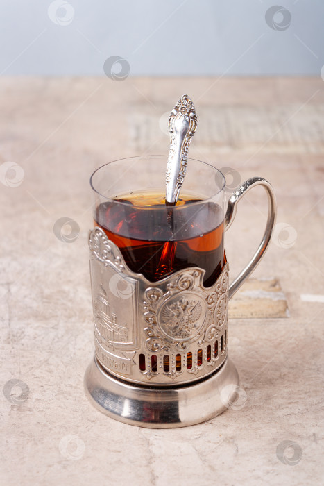 Скачать стакан чая в металлическом подстаканнике на столе фотосток Ozero