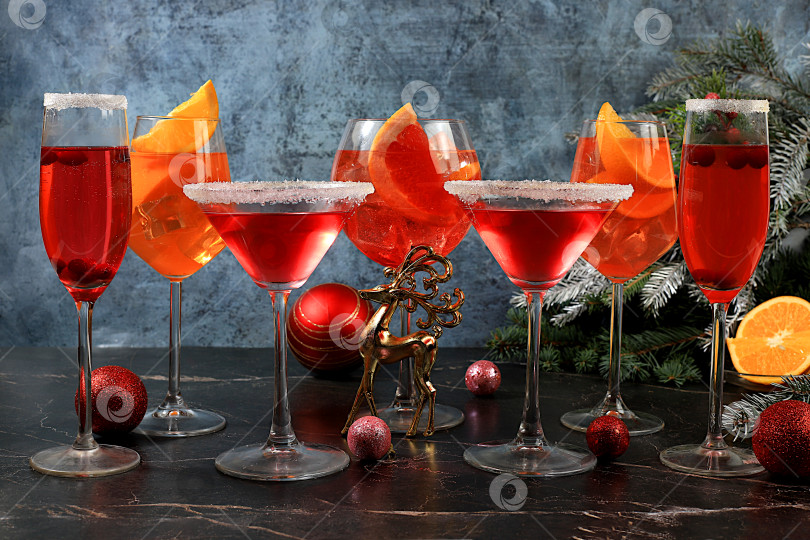 Скачать Рождественский алкогольный коктейль Aperol spritz, красный мартини, розовое шампанское на праздничном фоне с еловыми ветками и украшениями, концепция бара и канун Нового года, алкогольные напитки на вечеринке, фотосток Ozero