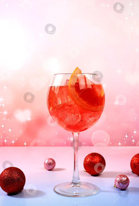 Скачать Рождественский алкогольный коктейль Aperol spritz в бокалах на праздничном фоне с еловыми ветками и украшениями, концепция бара и канун нового года, алкогольные напитки на вечеринке, фотосток Ozero