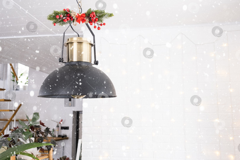 Скачать Черный абажур в стиле индустриальный лофт украшен еловыми ветками на Рождество и Новый год на фоне гирлянд сказочных огней, снега. Крупный план, минимализм фотосток Ozero