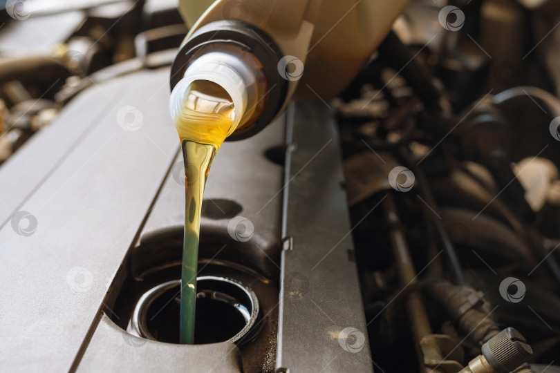 Скачать Процесс заливки моторного масла в двигатель крупным планом фотосток Ozero