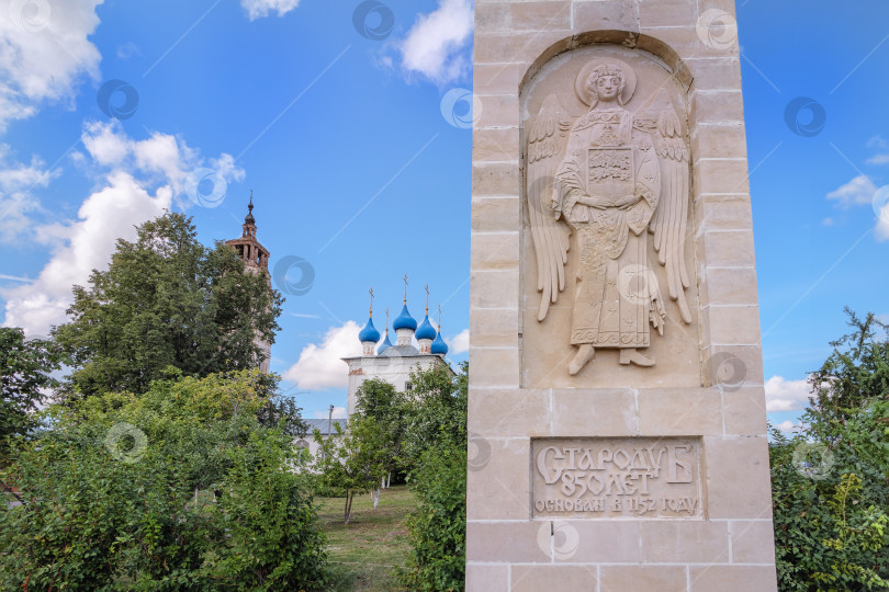 Скачать Изображение ангела-хранителя на памятнике в честь юбилея города Стародуб (Клязьминский городок). фотосток Ozero