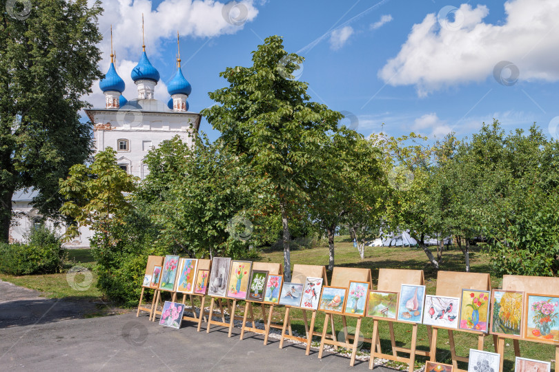 Скачать Выставка рисунков юных художников на деревенском празднике. фотосток Ozero