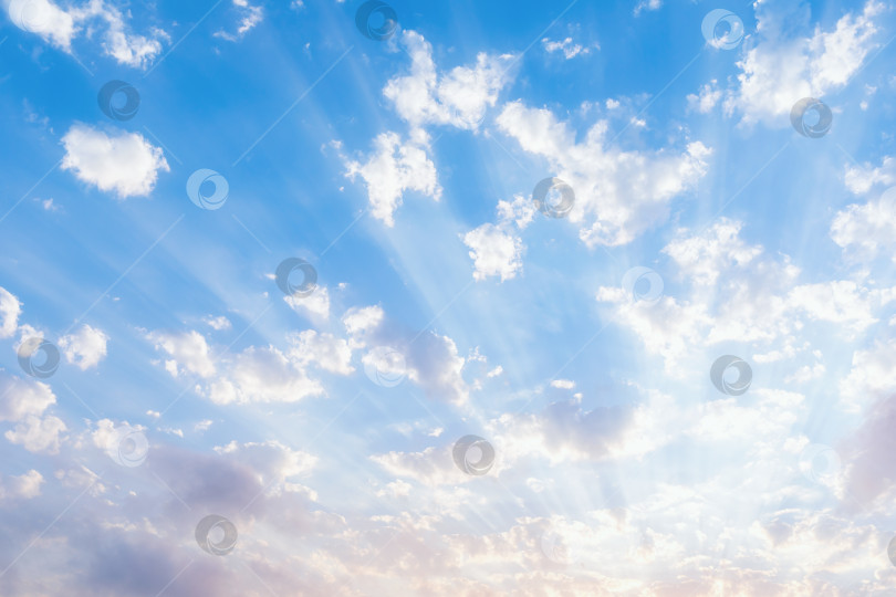 Скачать Фон из облачного неба с солнечными лучами фотосток Ozero