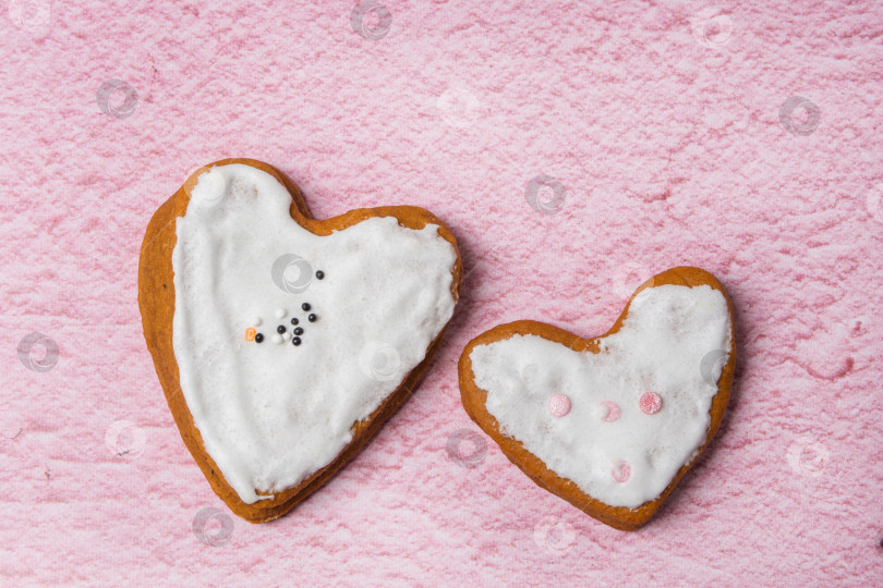 Скачать Два имбирных печенья с белой глазурью на розовом фоне фотосток Ozero