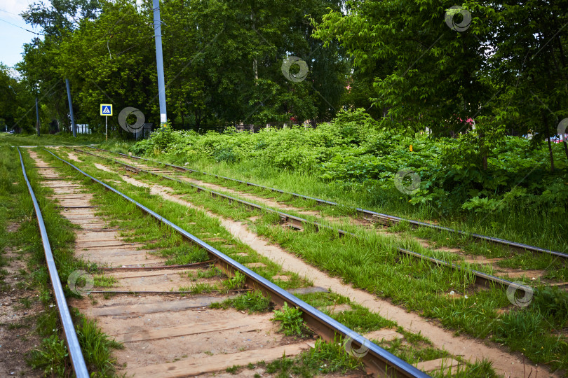 Скачать Фото железнодорожные пути рельсы и шпалы на фоне фотосток Ozero