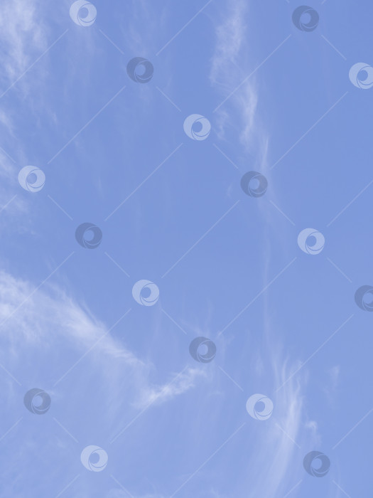 Скачать Голубое небо и белые пушистые облака, естественный фон. Облачный фон с белыми мягкими облаками на фоне голубого неба фотосток Ozero