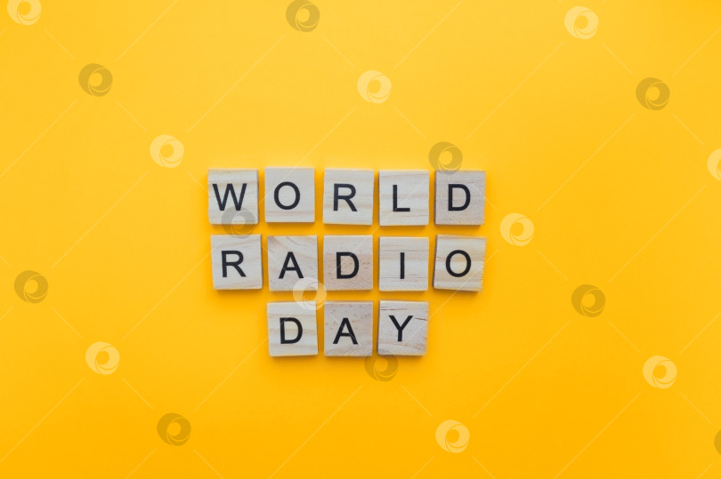 Скачать 13 февраля, Всемирный день радио, минималистичный баннер с надписью деревянными буквами фотосток Ozero
