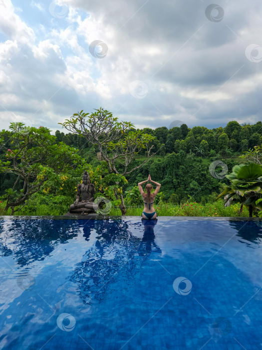 Скачать Йога на острове Бали, Индонезия фотосток Ozero