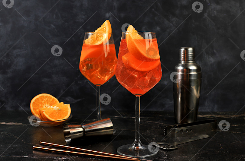 Скачать Праздничный алкогольный коктейль Aperol spritz в бокалах на темном фоне, концепция бара и новогодней ночи, алкогольные напитки на вечеринке, реклама ресторана, фотосток Ozero