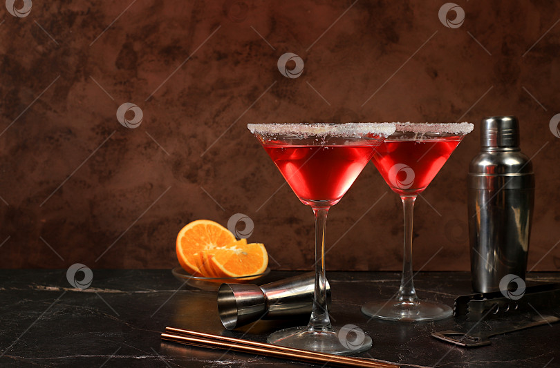 Скачать Праздничный алкогольный коктейль с красным мартини, лимонадом, шампанским в бокалах на темном фоне, концепция бара, алкогольные напитки на вечеринке, реклама ресторана, фотосток Ozero