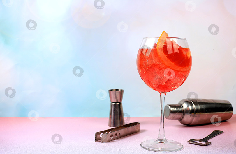 Скачать Праздничный алкогольный коктейль Aperol spritz в бокалах на ярком фоне, концепция для бара и новогодней ночи, алкогольные напитки на вечеринке, реклама ресторана, фотосток Ozero