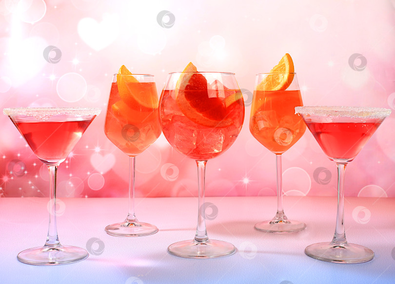 Скачать Праздничный алкогольный коктейль Aperol spritz и красный мартини в бокалах на ярком фоне, концепция бара и канун Нового года, алкогольные напитки на вечеринке, реклама ресторана фотосток Ozero